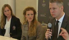 Provita attorney Ruth Nordström and attorney Roger Kiska of Alliance Defending Freedom flank Ellinor Grimmark at press conference last month. (TV4Nyheterna)