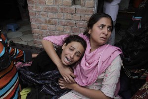 Christian women mourn a dead relative in Pakistan (M. Ali)