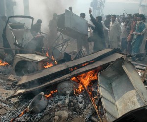 Muslim mobs attack a Christian area of Lahore after blasphemy allegation. (M. Ali photo)