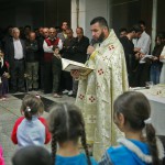A priest conducts mass for displaced people in office complex in Erbil, Iraq. (Morning Star News)