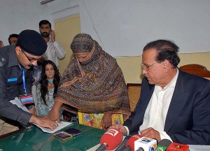 Punjab Gov. Salman Taseer with Aayisa Noreen (Asia Bibi) as she signs with thumb print her appeal for clemency. (Pakistan Today)