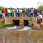 A crowd gathers where the body of pastor Bongo Martin was thrown into a river in eastern Uganda. (Morning Star News)