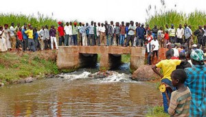 A crowd gathers where the body of pastor Bongo Martin was thrown into a river in eastern Uganda. (Morning Star News)