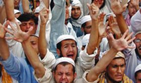 Muslims in Pakistan clamor for Asia Bibi's death sentence to be upheld in 2010. (Pakistan Today)