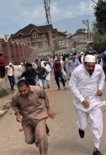 Protestors flee police tear gas directed at Kashmiris protesting India’s revocation of Jammu and Kashmir state’s special status in August 2019. (Morning Star News)