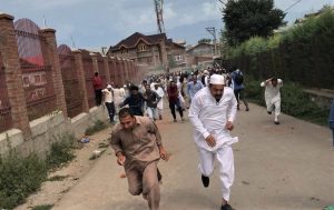 Protestors flee police tear gas directed at Kashmiris protesting India’s revocation of Jammu and Kashmir state’s special status in August 2019. (Morning Star News)