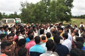 Animists and Hindu extremists mob against Christian burial of Mohan Nag's daughter Suman Nag in Ulnar village, Chhattisgarh state. (Morning Star News)