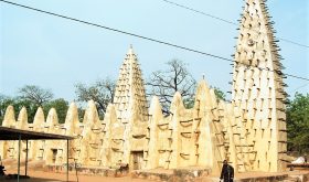 Grand Mosque in Bobo-Dioulasso, Burkina Faso. (Wikipedia, Semiliki)