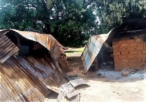 Pastores muçulmanos Fulani destruíram casas em ataque à vila de Ungwan Anjo, estado de Kaduna. (Notícias da Estrela da Manhã)