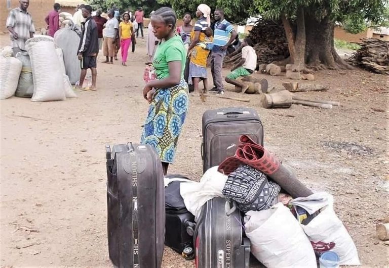 Gambar terkait Tinubu, govs mourn as 13 slain Kaduna travellers buried (dari Bing)