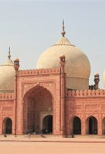 adshahi Mosque in Lahore, Pakistan. (Romero Maia, Creative Commons)