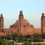 Grand Jamia Mosque in Bahria, Lahore, Pakistan. (Meemjee, Creative Commons)