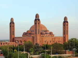Grand Jamia Mosque in Bahria, Lahore, Pakistan. (Meemjee, Creative Commons)