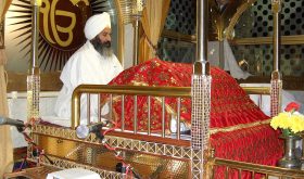 Sikh ceremonial reader reciting from the Guru Granth Sahib. (Hari Singh, Creative Commons)