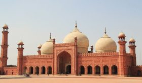 Badshahi Mosque, Lahore, Pakistan. (Romero Maia, Creative Commons)