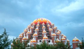 The 99-dome mosque in Makassar, South Sulawesi Province, Indonesia. (Kementerian Pariwisata dan Ekonomi Kreatif Indonesia, Creative Commons)